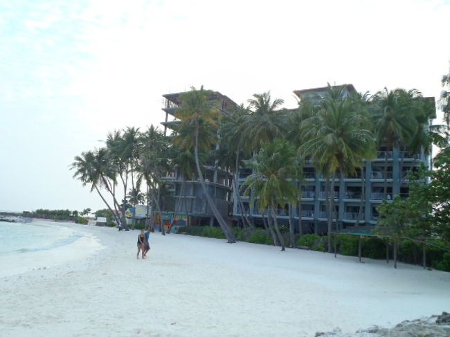 陽が高くなるにつれ朝は閑散としたビーチも、<br />徐々に日光浴を楽しむ人達で混雑して一杯になる。