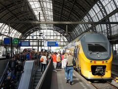 8月31日、ブリュッセル南駅から高速列車タリスで1時間50分。
オランダの首都、アムステルダム中央駅に到着しました。