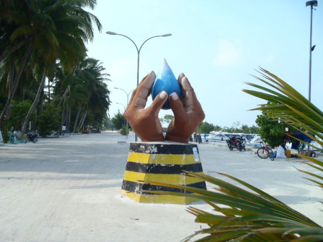 港にあったスタチュー<br />意味を尋ねるのを忘れたが、察すると水を大切にカモ・・・<br />島での飲み水は殆どがペットボトルの水を飲んでいます。<br />多分、住民の方々もそうだろうと思いますが・・・