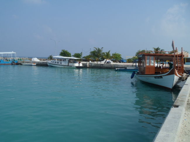 各種のボートが出航した後のマーフシの港は、<br />人の往来もなくなり静かである。