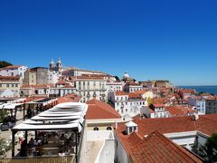 てくてく歩いて、ポスタス・ド・ソル広場へ。
青空、いいよねー。暑いけど！