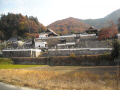 　高梁駅の裏側には、頼久寺同様砦のような薬師院(左)と松連寺(右)があります。
この２つの寺は、同じ城郭のような高い石垣に囲まれた敷地内で隣接しています。武家諸法度で城の新築は禁止され修理も難しい時代に、松山城の砦の役目も兼ねて造られたようです。立派な石垣も見所で、「男はつらいよ」のロケ地でもあります。