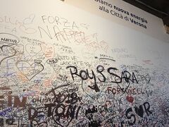 ジュリエットの家への門内部
落書きOKでカップルの名前だらけ