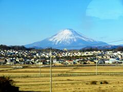 神奈川県平塚市付近からの新幹線のぞみから見えた富士山。