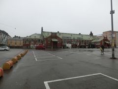 教会と思ったがマーケットだって。古い建物を市場風(北欧市場風)に改装していて、ちょっとした広場になっている

ヒエタラハティのマーケット Hietalahden kauppahalli