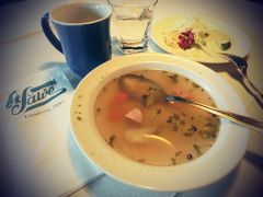 たくさん人が並んでいるフィッシャーマンぽいインテリアのレストランがあり気になった。ちょうどおなかも空いてきたので、列に並んで入りました。

ラヴィントラ サルヴェ Ravintola Salve

ランチメミューはサーモン・レバー・ポークから選べたのでポークにして、サラダとスープはセルフでサラダバーみたいなところから自分で取って持ってくる仕組み。北欧定食屋さんかな。お皿が大きくて重いので、みんなは一気に2つ持っていたが、私は1つずつ運びました。

レジ前の列に並んでいたときのこと。近くの工事現場で作業をしていた人たちも並んでいて、私はメニューが出ていたので、見ようと列を1度離れたのですが、フィンランド語でわからなかったので、戻ろうとしたが、列がもっと延びていたので、後ろに並び直さないといけないかな、と思いました。でも、作業員の人たちが、さっきここにいたからどうぞ、と身振りで前に入れてくれて、フィンランドの国の豊かさ、余裕を感じました。

昼食　コンソメ味の野菜のスープ、サラダ、