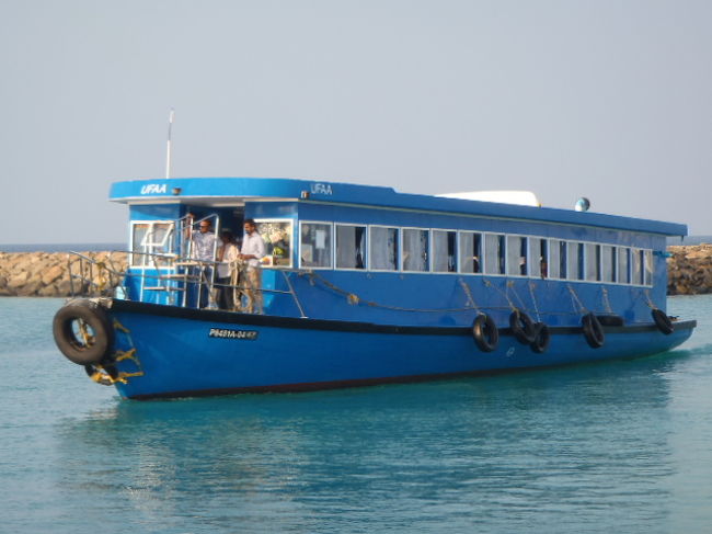 丁度・Maafushi島発の別の会社の公共フェリーが入港して来た。<br />此のフェリーも同じ時間帯の出航時間０７：３０。<br />途中で次の目的地：Gulhi・Island に寄港してくれる。