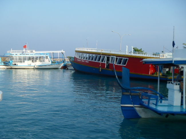 間違って乗ると途中下船出来ない事に・・・<br />此のフェリーに乗ってしまったら次の目的地、Gulhi島には行けなくなってしまう。<br />出航時間も同じ、Maafushi島発：０７，３０。<br />