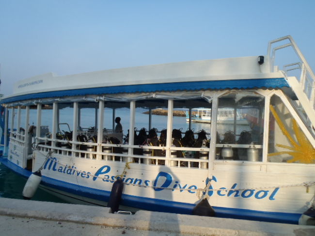 此方は沖合でのダイビング・スポットに出掛ける、<br />ダイビングボート。