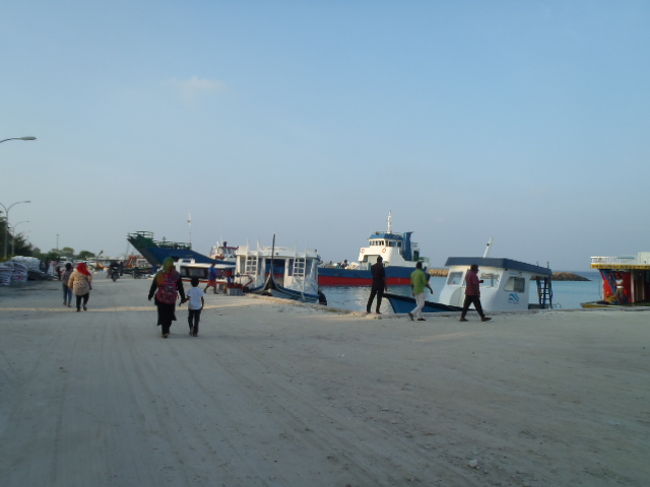 港へ出掛けて次のGulhi島行きのフェリーボートの確認と、<br />出航の様子など確認に行って見た。