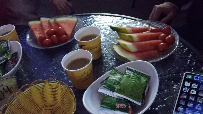 席は最上階にして、軽食が付いて１人１１８元です。<br />次の日が早いのでホテルに向かいます。