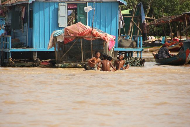 子供が水遊びしてます。<br />水上生活を垣間見る事ができます。