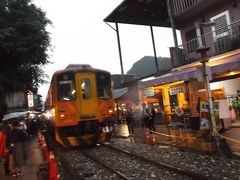 ちょうどタイミング良く、電車がきました。

　天燈上げも終わり、台北に戻ります。