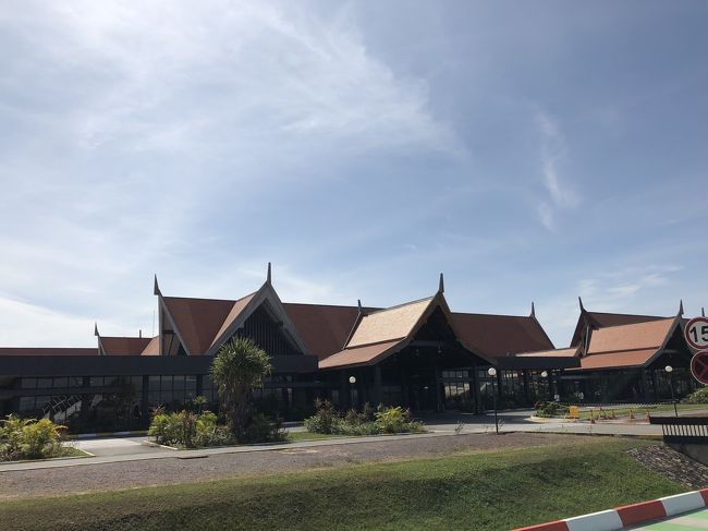 シェムリアップ空港到着です。<br />ビザの申請は空港でします。<br />申請したら発行されるまで待ちますが近くに居ないと名前を呼ばれてもわかりません。<br />２人一緒に申請したのに10分近くの差があり順番もまちまちです。