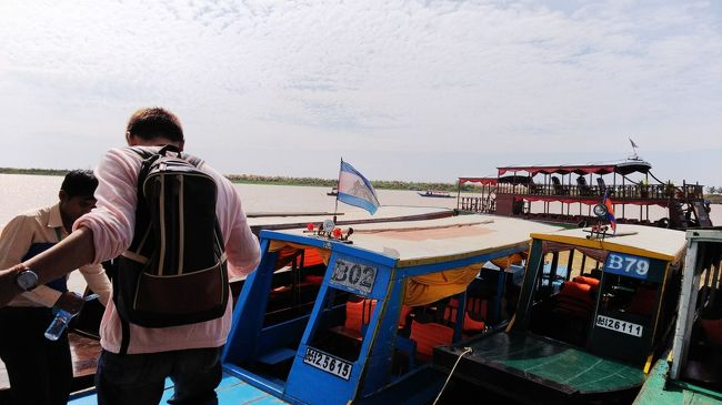 トゥクトゥクでトンレサップ湖に到着し乗船です。<br />ガイドさんと３人で貸切です。<br />