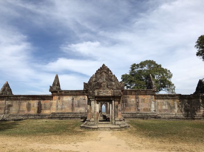 次に向かったのがプリアヴィヒアです。<br />ベンメリアから２時間くらい掛かりました。<br />途中ガイドさんがお腹の調子が悪く頭も痛いと言われるので、日本のラッパのマークと頭痛に〇〇を上げると帰りは元気になられたみたいで良かった。<br />どうも生野菜にあたったみたいで生野菜は食べない方がいいと言われました。