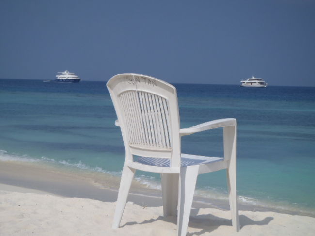 沖合に係留されている２隻のボートが後で分かった、サファリボートだった。