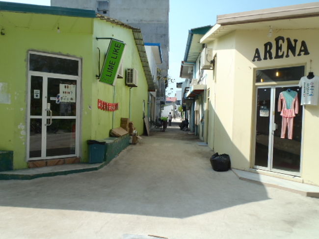 ホテル直ぐ横の住宅居住地へ向かう通り。<br />宿泊したホテルは島の西側になり、小さい島なので東側まで歩いて５分程で、<br />朝陽が見れる東側の海に出る。