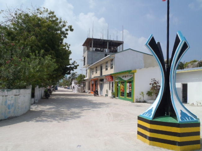 ４つ角交差点の真ん中に設置されていたスタチュー！<br />何のためか分からないが、信号機の代わり？<br />バイクなどが直進時に交差点で衝突しないように？と・・・<br />勝手に解釈。