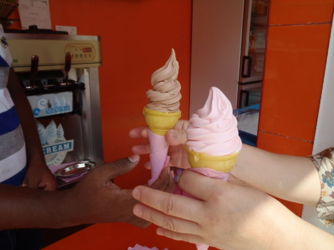 2種類のソフトクリームをオーダーしてみたら、<br />1個＝２０ルフィア＝約150円位かな？<br />暑い中で食べる冷たいソフトクリームはとても美味しかったです。