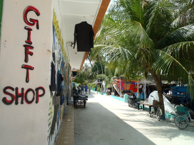 冷たいソフトクリームを食べたので、<br />少し元気を取り戻し散策を続ける事に・・・