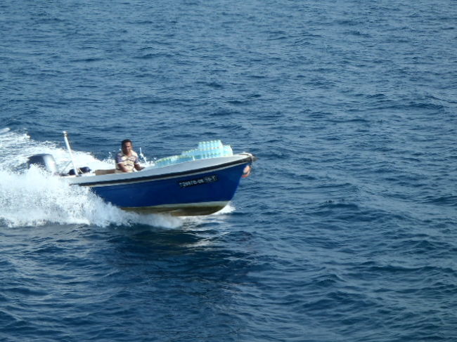 早速・手配して貰って、<br />港で待っていると少し離れた沖合のボートから、<br />小型のボートが私達を迎えに来てくれた。<br />早速・乗り込んで、Let Go～！