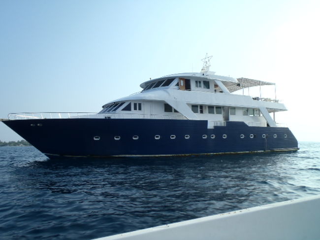 何時もマーフシ港の沖合に係留されているサファリボート（カーニ・プリンセス）<br />ローカルアイランド（住民が住んでいる島）ではお酒を飲む事は禁止されていて、<br />お店の何処を探してもアルコール類は販売されていない。<br />しかし、決まり事には必ず抜け穴がある。<br />島の中では禁止事項も、島から離れると適用外とは・・・考えたものだ！<br />人生・何事もそうだが良い事なのか？悪い事なのか？