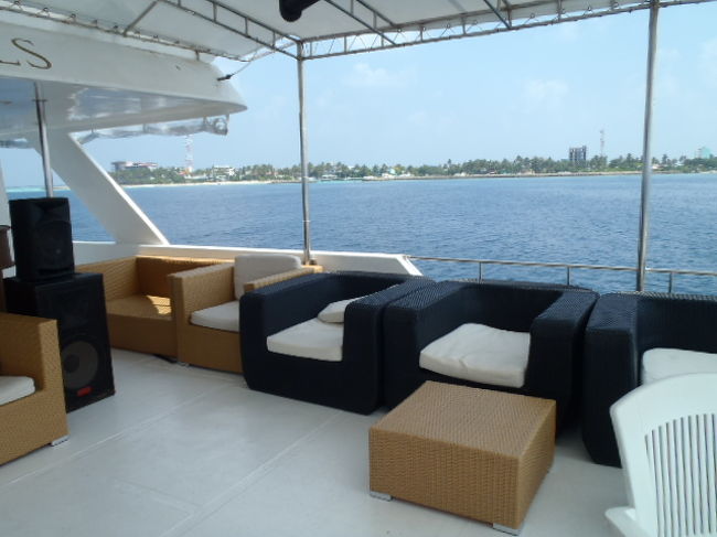 ボートは貸し切り状態で私達意外にお客さんは誰もいない。<br />