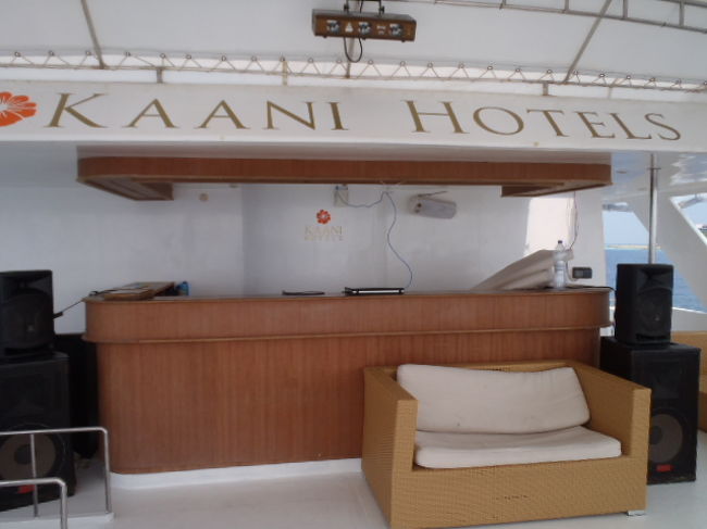 GotしたBeer片手にUPデッキに上がるとホテル名が記されていた。<br />宿泊しているホテルの経営の様だな～<br />