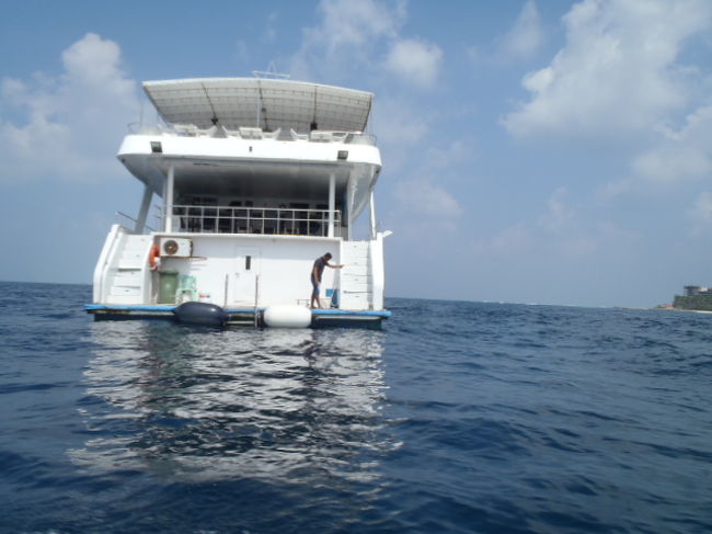 サファリボートでの貧乏旅行には似つかわしくない少しリッチな体験でした。<br />一応・イスラム圏でも飲みたくなったら飲める場所があると、分かっただけでも、<br />安心して旅行先として選択出来る事を知ることになりました。<br />規則・規則の原則はやはり、抜け穴があっての規則なのかも・・・と<br />手前勝手に解釈してホテルに帰る事に・・・<br /><br />次はMaafushi島の観光客で混雑しているビキニビーチの様子をUPする予定です。<br />（続）ローカルアイランド・Maafushi 滞在！（ビーチエリア）<br />