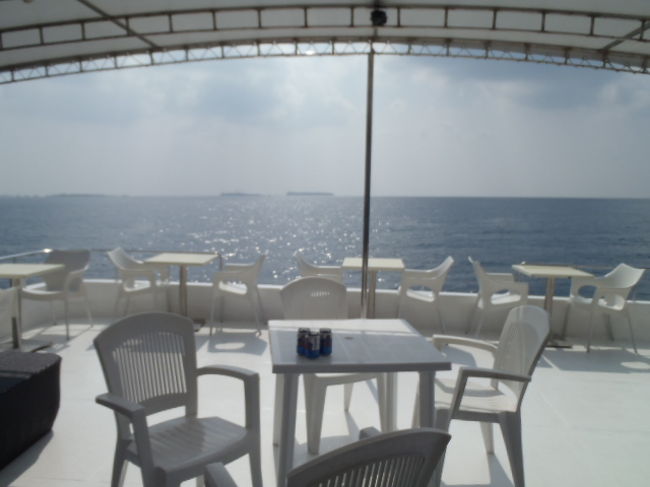 飲みながらデッキ上をウロウロ・・・<br />写真撮りしたり・・・<br />少しほろ酔い気分の中仮眠したり・・・<br />