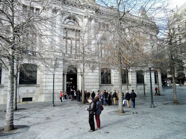 何でしょう。大勢の人が並んでいます。<br />