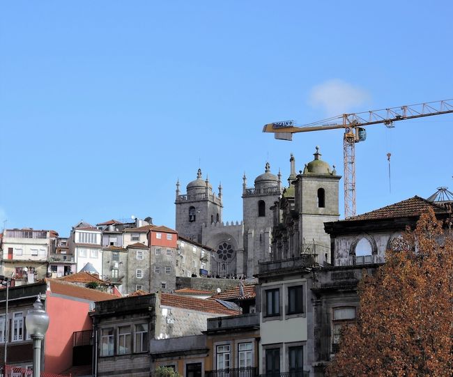 ポルトの街に、大きいクレーンが何基もそびえ、<br />とっても目立っていました。<br />