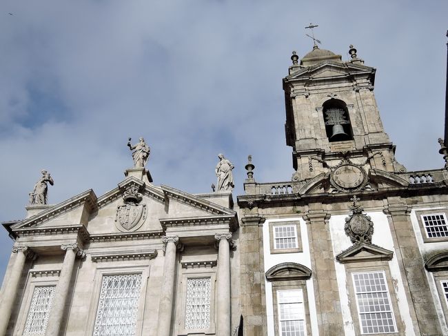 屋根の上にも美しい女性の像が何体も。<br />