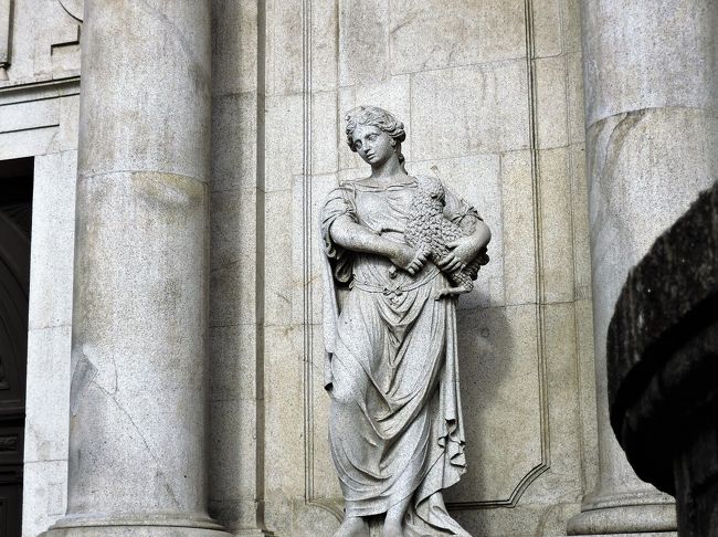 羊を抱えています。<br />何か聖書に由来しているのでしょうか。<br />