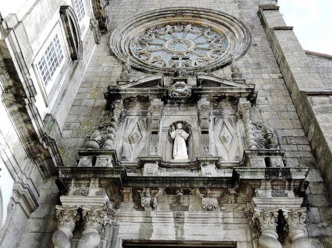 バラ窓の下の彫刻をアップ。<br />