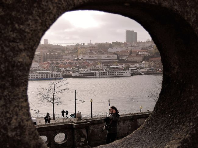 手摺りの穴からドロウ川を覗きます。<br />