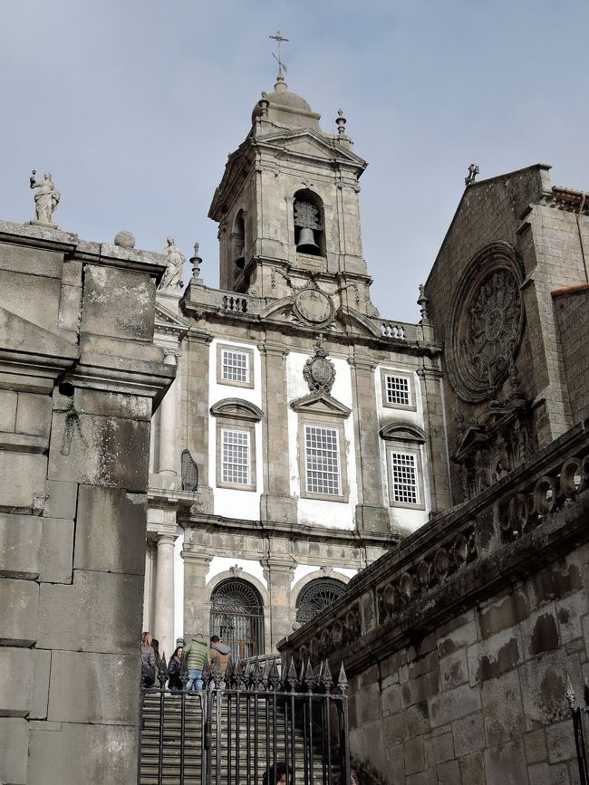 昔は、鐘楼の下に時計があったようですね。<br />数字だけが残っています。<br />