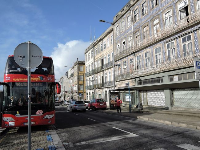 市内を回る2階建ての観光用のバス。<br />