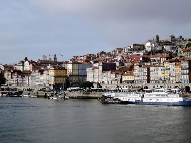 バスを降りて、川辺を歩いてポートワインの工場見学に<br />向かいます。<br />