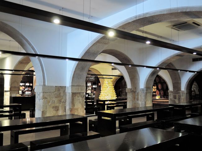 中に入ると、広い試飲スペース。<br />奥の方に輝くクリスマスツリーが見えます。<br />