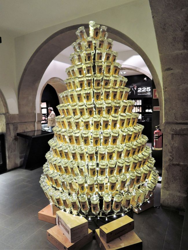 見学して戻ってきました。<br />先ほど奥に見えていたクリスマスツリーは<br />逆さにしたワインの瓶でした。<br />