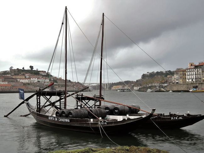 ワインの運搬船をアップで。<br />遠くに橋が見えます。<br />