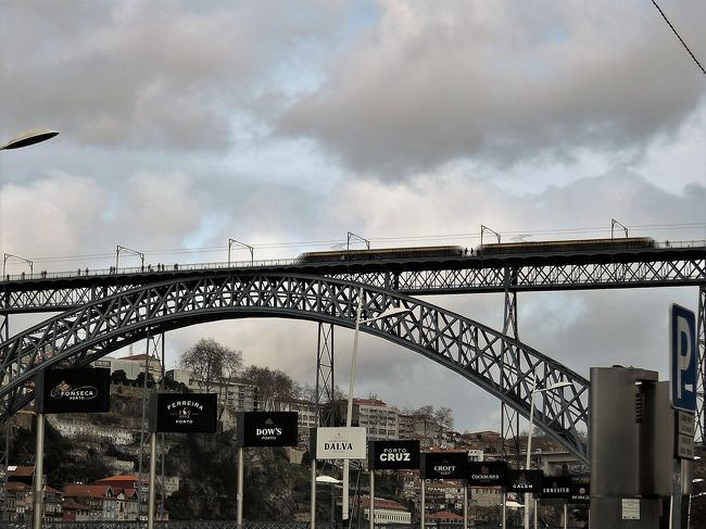 ランチの後は、ポートワイン工場へ。<br />ポルトの街の象徴的な橋、ドン・ルイス１世橋。<br />上を鉄道が、下を車が走っています。<br />