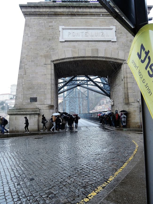 橋のたもとでバスを待っていると、<br />激しい雨が降ってきました。<br />まるで夕立のような雨です。<br />みんな雨のあたらないところに避難。<br />