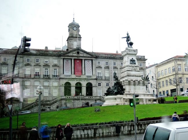 ボルサ宮とエンリケ航海王子の像。<br />