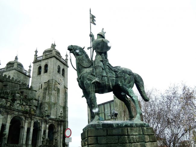 ポルト大聖堂前に立つ騎馬像。<br />逞しい馬ですね～。<br />