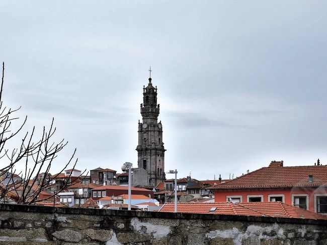ポルトの街でひと際目を惹く<br />クレリゴス教会の塔。<br />後で自由時間に登って見ようと思います。<br />