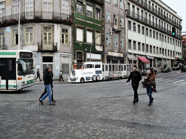 ポルトの街にも観光用のミニトレインが<br />走っているようです。<br />