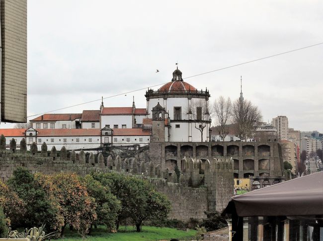 ワイン工場とは反対側の岸辺から<br />ロープウェイが向かっていた、<br />ノッサ・セニョーラ・ド・ピラール修道院。<br />